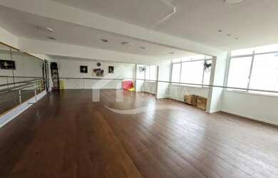 Imagem: O depósito possui 1 Vaga na garagem e 157m² de Área e está