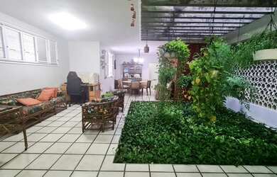 Imagem: A casa possui 3 Dormitórios, 2 Banheiros, 4 Vagas na garagem