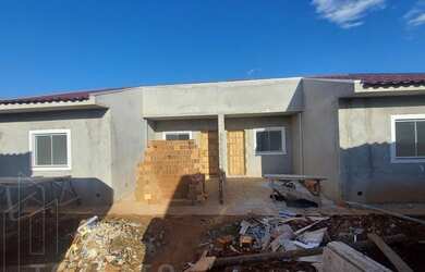 Imagem: A casa possui 3 Dormitórios, 1 Banheiro, 1 Vaga na garagem