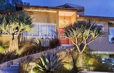 Imagem: A casa possui 4 Dormitórios, 5 Banheiros, 4 Vagas na garagem