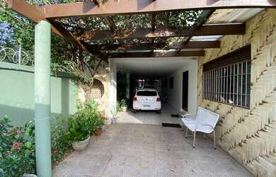 Imagem: A casa possui 3 Dormitórios, 1 Banheiro, 2 Vagas na garagem