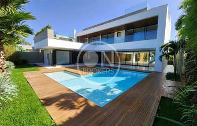 Imagem: A casa em condomínio possui 5 Dormitórios, 5 Banheiros, 5