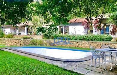 Imagem: A casa possui 4 Dormitórios, 5 Banheiros, 2 Vagas na garagem