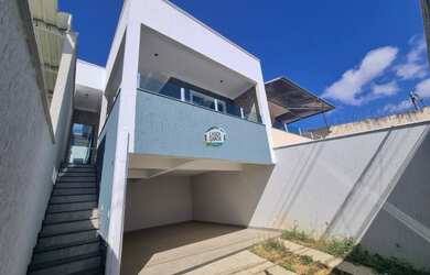 Imagem: A casa possui 2 Dormitórios, 2 Banheiros, 3 Vagas na garagem