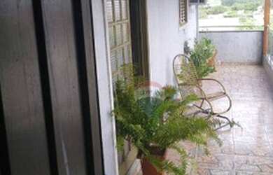 Imagem 7: Sobrado com casa no piso superior e salão no piso inferior à venda por...