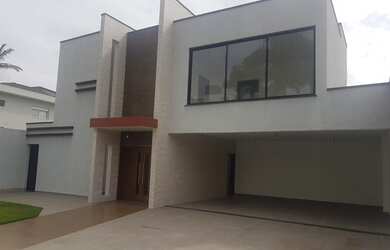 Imagem: A casa possui 3 Dormitórios, 2 Banheiros, 5 Vagas na garagem