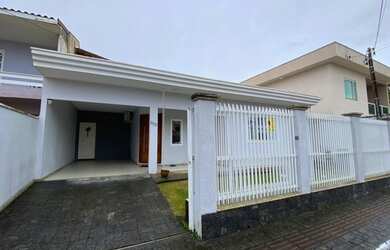 Imagem: A casa possui 3 Dormitórios, 2 Banheiros, 2 Vagas na garagem