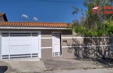 Imagem: A casa possui 3 Dormitórios, 2 Banheiros, 4 Vagas na garagem