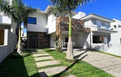 Imagem: A casa possui 4 Dormitórios, 4 Banheiros, 4 Vagas na garagem