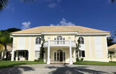 Imagem: A casa possui 5 Dormitórios, 5 Banheiros, 4 Vagas na garagem