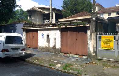 Imagem: A casa possui 3 Dormitórios, 1 Banheiro, 2 Vagas na garagem