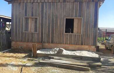 Imagem: A casa possui 2 Dormitórios e 1 Banheiro e está localizado