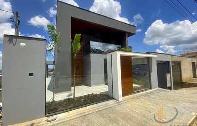 Imagem: A casa possui 3 Dormitórios, 3 Banheiros, 5 Vagas na garagem