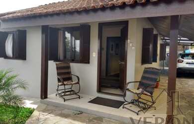 Imagem: A casa possui 3 Dormitórios, 3 Banheiros, 4 Vagas na garagem