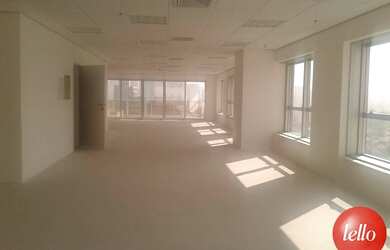 Imagem: O depósito possui 3 Vagas na garagem, 107m² de Área e está