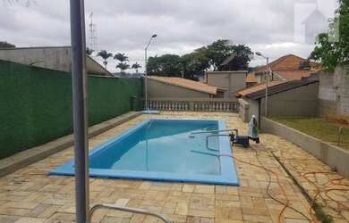 Imagem: A casa possui 3 Dormitórios, 2 Banheiros, 5 Vagas na garagem