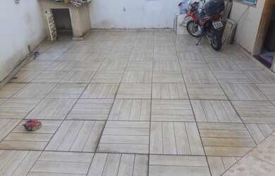 Imagem: A casa possui 3 Dormitórios, 3 Banheiros, 4 Vagas na garagem