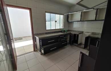 Imagem: A casa possui 2 Dormitórios, 3 Banheiros, 1 Vaga na garagem