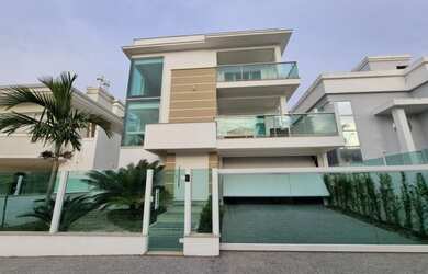 Imagem: A casa possui 4 Dormitórios, 5 Banheiros, 4 Vagas na garagem