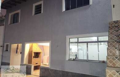 Imagem: A casa possui 3 Dormitórios, 3 Banheiros, 2 Vagas na garagem