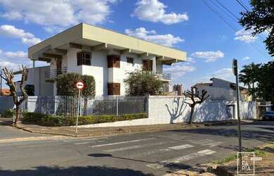 Imagem: A casa possui 4 Dormitórios, 5 Banheiros, 5 Vagas na garagem