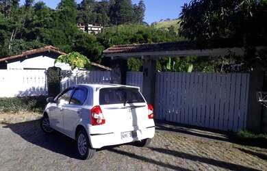 Imagem: A casa possui 5 Dormitórios, 2 Banheiros, 4 Vagas na garagem