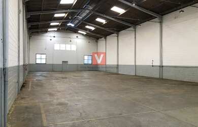 Imagem: O depósito possui 3 Vagas na garagem, 540m² de Área e está