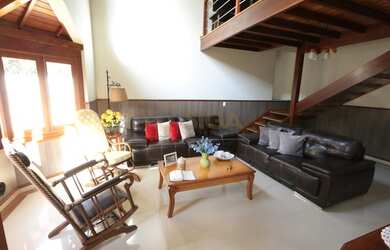 Imagem: A casa possui 3 Dormitórios, 2 Banheiros, 3 Vagas na garagem