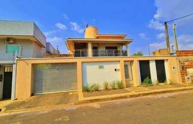 Imagem: A casa possui 4 Dormitórios, 3 Banheiros, 4 Vagas na garagem