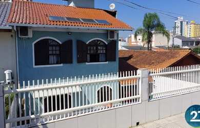 Imagem: A casa possui 4 Dormitórios, 3 Banheiros, 3 Vagas na garagem