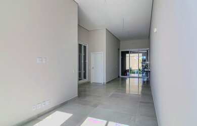 Imagem: A casa possui 3 Dormitórios, 2 Banheiros, 2 Vagas na garagem