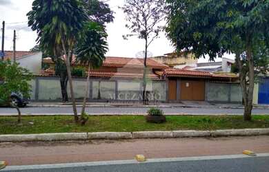 Imagem: A casa possui 3 Dormitórios, 1 Banheiro, 3 Vagas na garagem