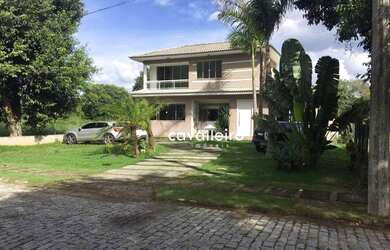 Imagem: A casa em condomínio possui 4 Dormitórios, 5 Banheiros e 480m²