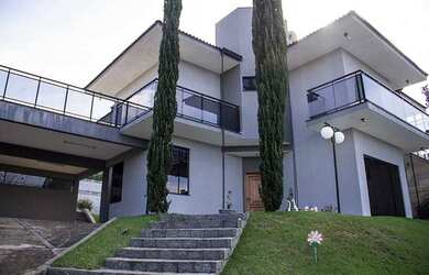 Imagem: A casa possui 4 Dormitórios, 5 Banheiros, 5 Vagas na garagem