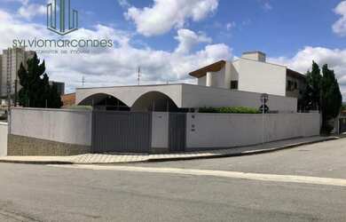 Imagem: A casa possui 3 Dormitórios, 2 Banheiros, 1 Vaga na garagem