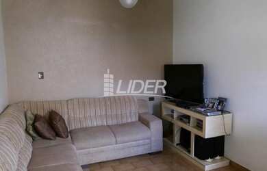 Imagem: A casa possui 2 Dormitórios, 1 Banheiro, 2 Vagas na garagem