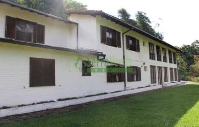 Imagem: A casa possui 5 Dormitórios, 1 Banheiro, 2 Vagas na garagem