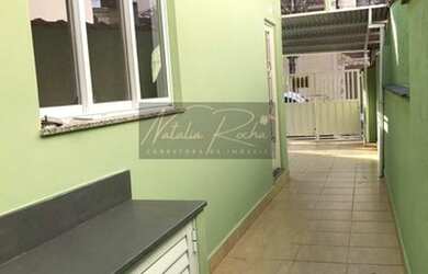 Imagem: A casa possui 2 Dormitórios, 2 Banheiros, 2 Vagas na garagem