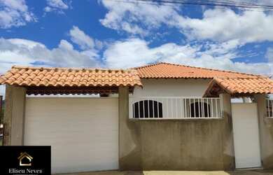 Imagem: A casa possui 3 Dormitórios, 2 Banheiros e 105m² de Área