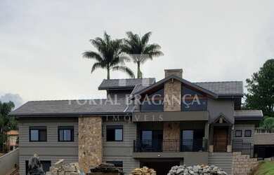 Imagem: A casa possui 4 Dormitórios, 5 Banheiros, 2 Vagas na garagem