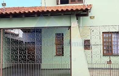 Imagem: A casa possui 3 Dormitórios, 3 Banheiros, 3 Vagas na garagem