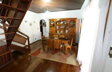 Imagem: A casa possui 5 Dormitórios, 3 Banheiros, 4 Vagas na garagem