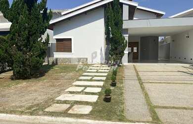 Imagem: A casa possui 3 Dormitórios, 4 Banheiros, 2 Vagas na garagem