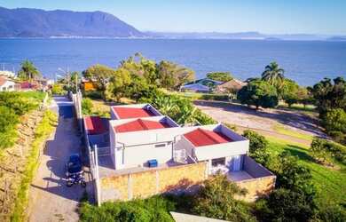 Imagem: A casa e possui 3 Dormitórios, Suítes, 3 Banheiros, 4 Vagas