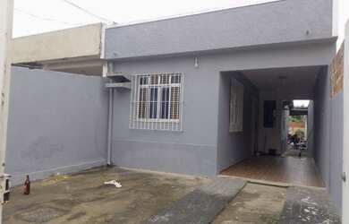 Imagem: A casa possui 2 Dormitórios, 1 Banheiro, 2 Vagas na garagem