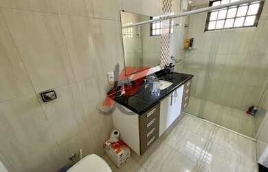 Imagem: A casa possui 3 Dormitórios, 4 Banheiros, 5 Vagas na garagem