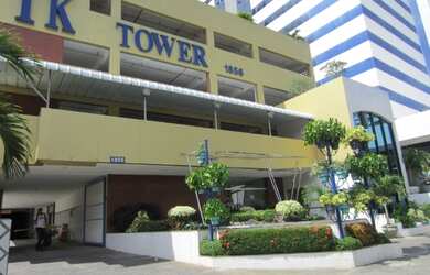 Imagem: O depósito possui 5 Vagas na garagem e 427m² de Área e está