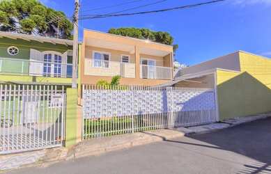 Imagem: A casa possui 4 Dormitórios, 2 Banheiros, 1 Vaga na garagem