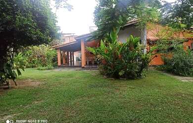 Imagem: A casa possui 3 Dormitórios, 3 Banheiros, 4 Vagas na garagem