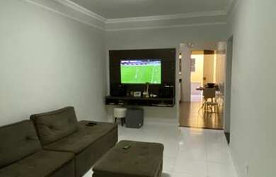 Imagem: A casa possui 3 Dormitórios, 3 Banheiros, 4 Vagas na garagem